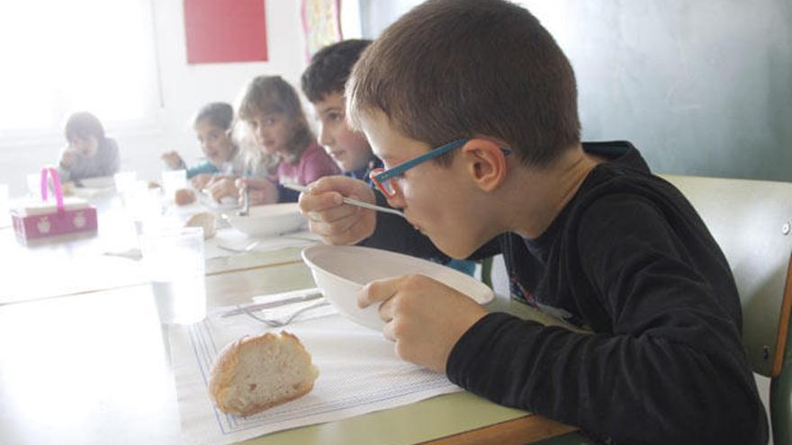 Niños en un comedor escolar de Bueu // S. Álvarez