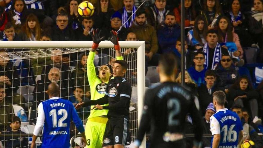 Rubén sale por alto a por un balón con la oposición de Tucu y ante la atenta mirada de Sidnei y Luisinho, dos habituales de la defensa coruñesa.