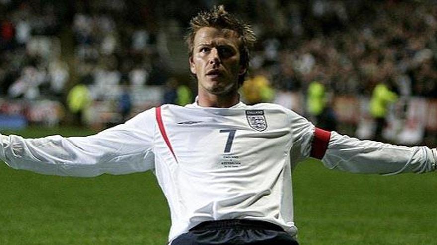 David Beckham celebra un gol con la selección de Inglaterra.