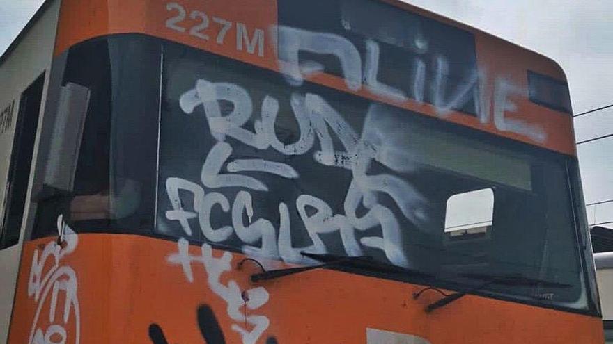 La pintada als parabrises del conductor que ha impedit que el tren efectués sortida.