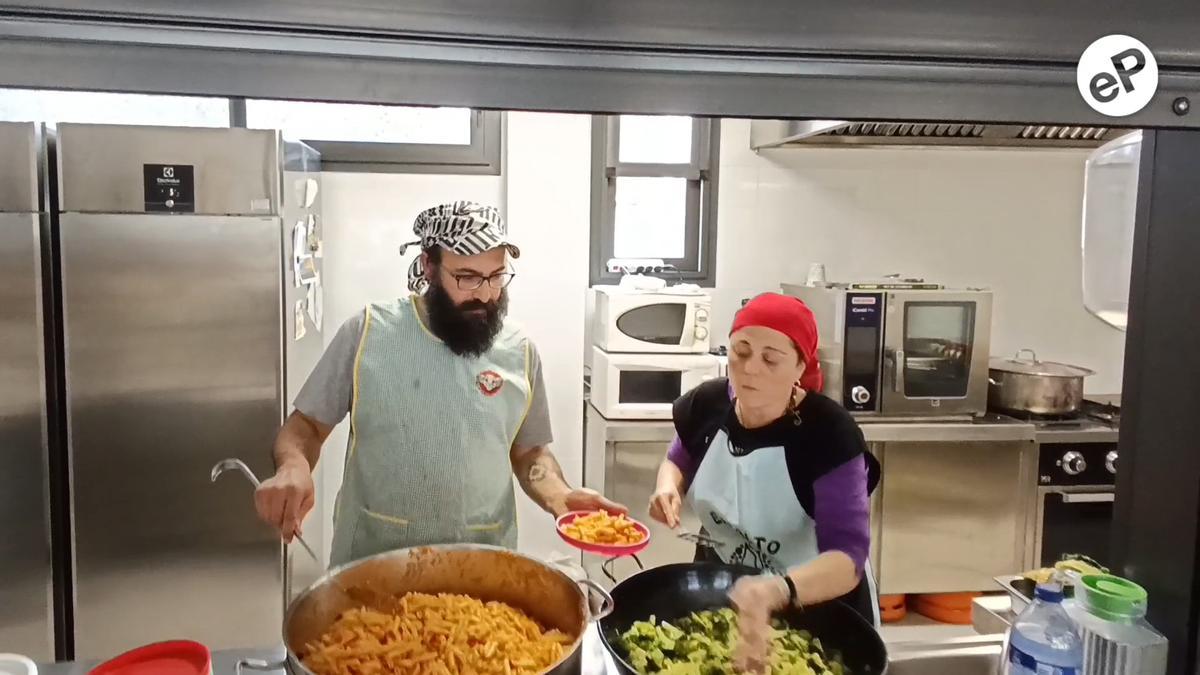 Los padres y madres del colegio de Peñaflor cocinan para los alumnos del centro