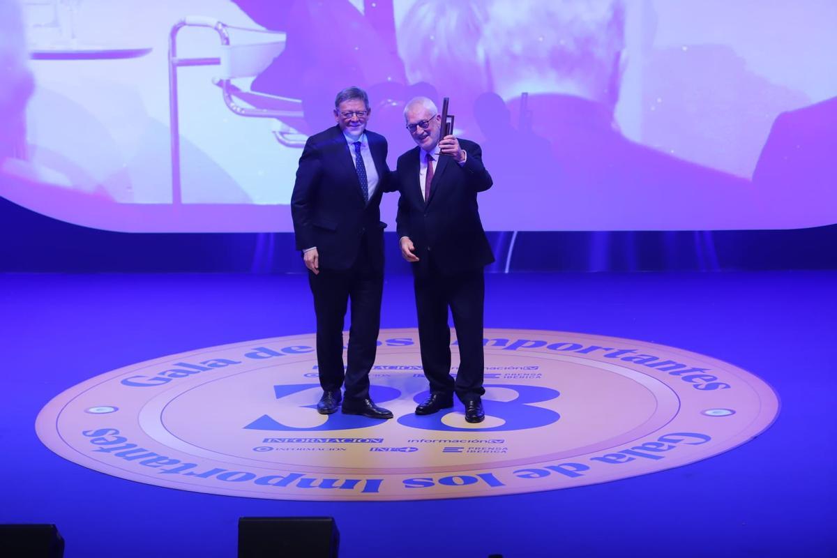 Ximo Puig, presidente de la Generalitat Valenciana sube al escenario del ADDA para entregar el premio Importante a Luis Boyer, presidente de Fundación Mediterráneo.