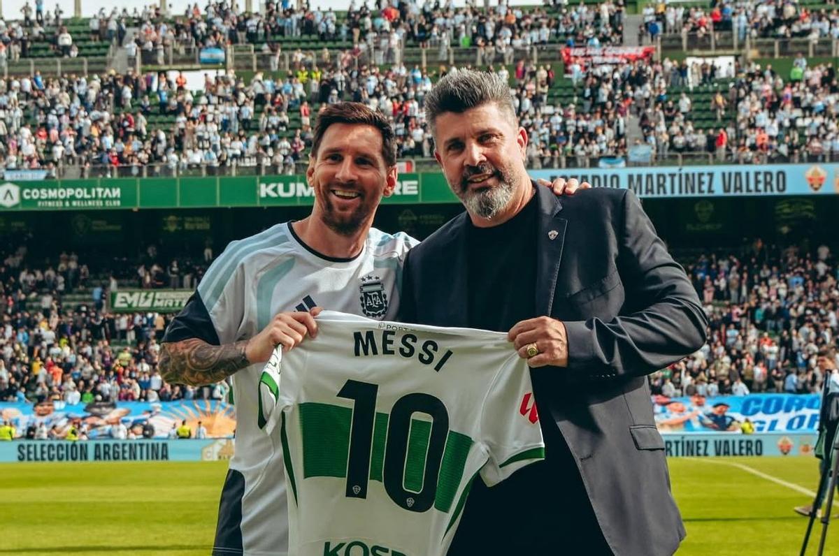 Messi y Bragarnik posan con una camiseta del Elche con el '10'.