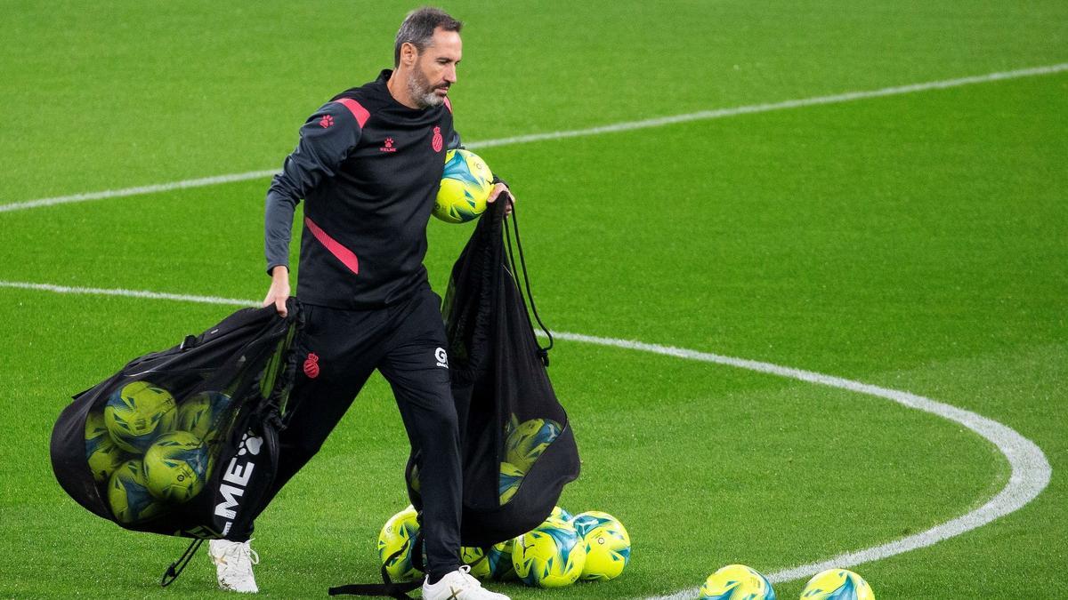 El entrenador del RCD Espanyol de Barcelona, Vicente Moreno, durante el entrenamiento dirigido esta tarde en el RCDE Stadium