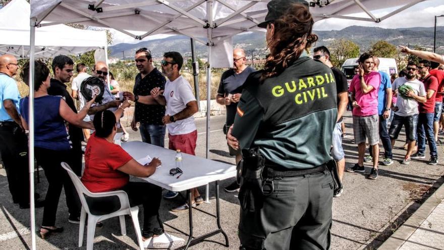 Los festeros recogen sus cantimploras con la pólvora.