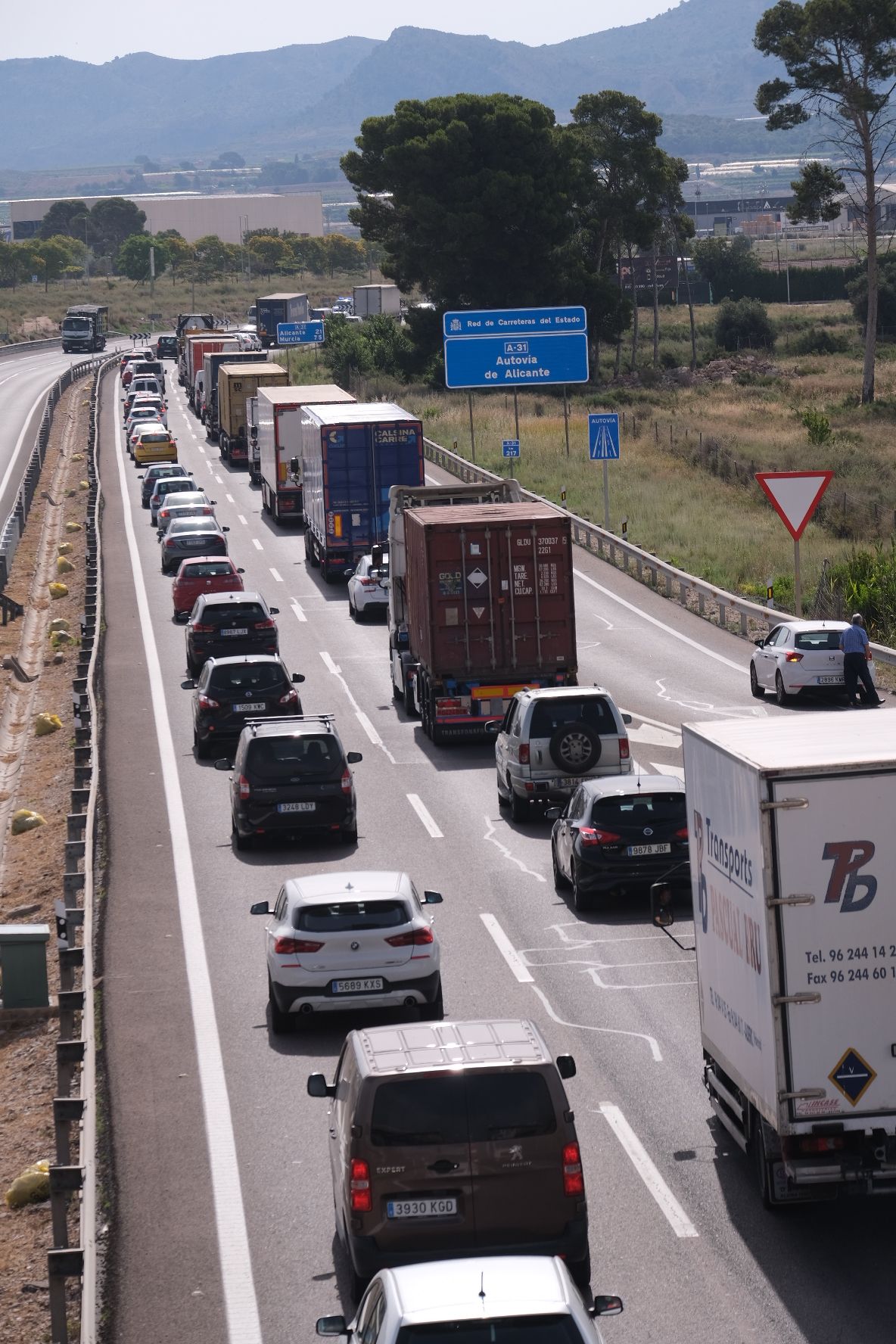 Un accidente en la A-31 provoca largas colas en la autovía