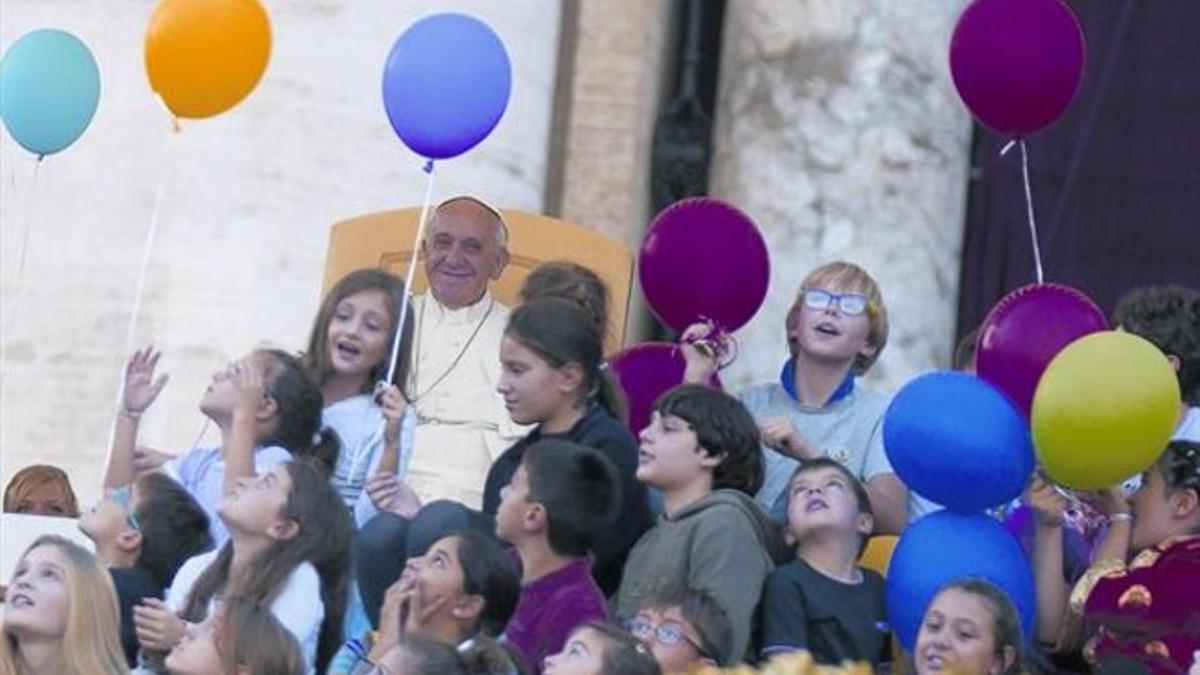 El papa Francisco, durante la Fiesta de la Familia celebrada ayer en la plaza de San Pedro del Vaticano.