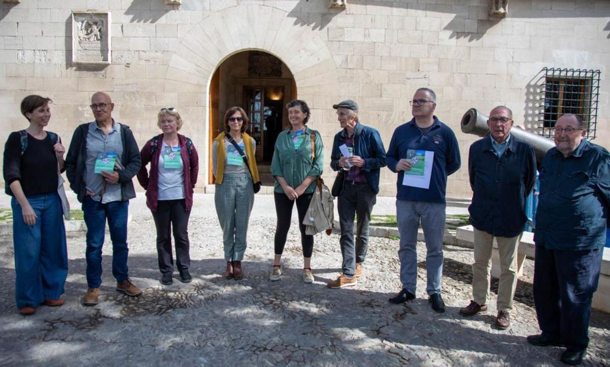 La plataforma ciudadana contra el macroparque solar, este lunes, delante del Consolat. |