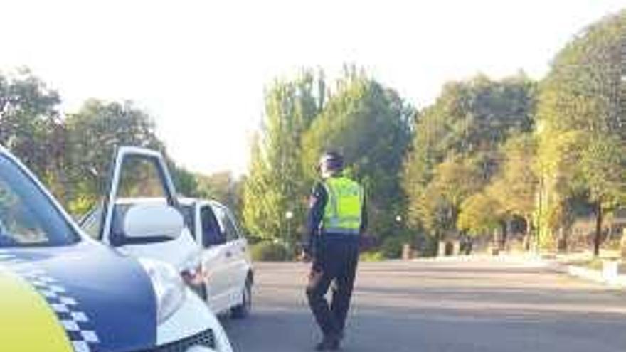 Una patrulla de la Policía Local en Finca Terol.