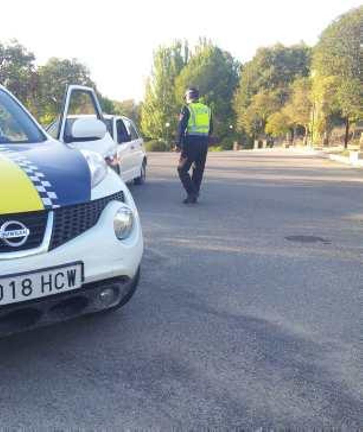 Una patrulla de la Policía Local en Finca Terol.