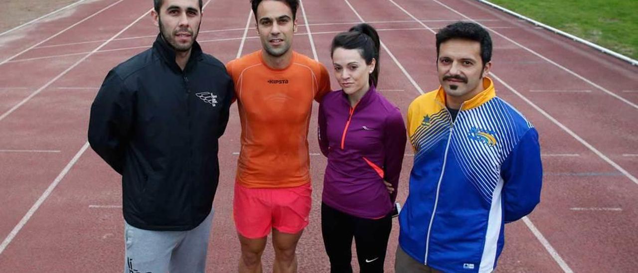 Por la izquierda, Jaime Fernández, Miguel Aladro, Rosa Díaz y David Sotura, en la pista de atletismo del complejo deportivo del Quirinal.