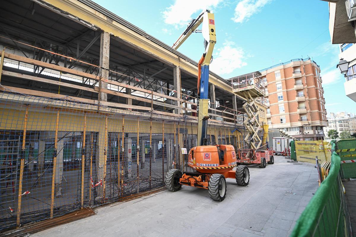 Operarios especializados trabajan en la retirada de amianto del Mercado Central de Elche Operarios especializados trabajan en la retirada de amianto del Mercado Central de Elche