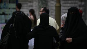 Mujeres migrantes musulmanes pasean por las calles de Canadá con sus velos.