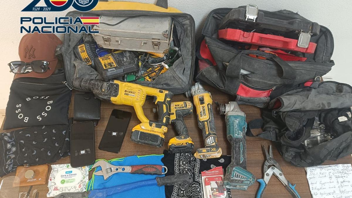 Herramientas ocupdas a los tres presuntos ladrones de pisos detenidos en Alzira.
