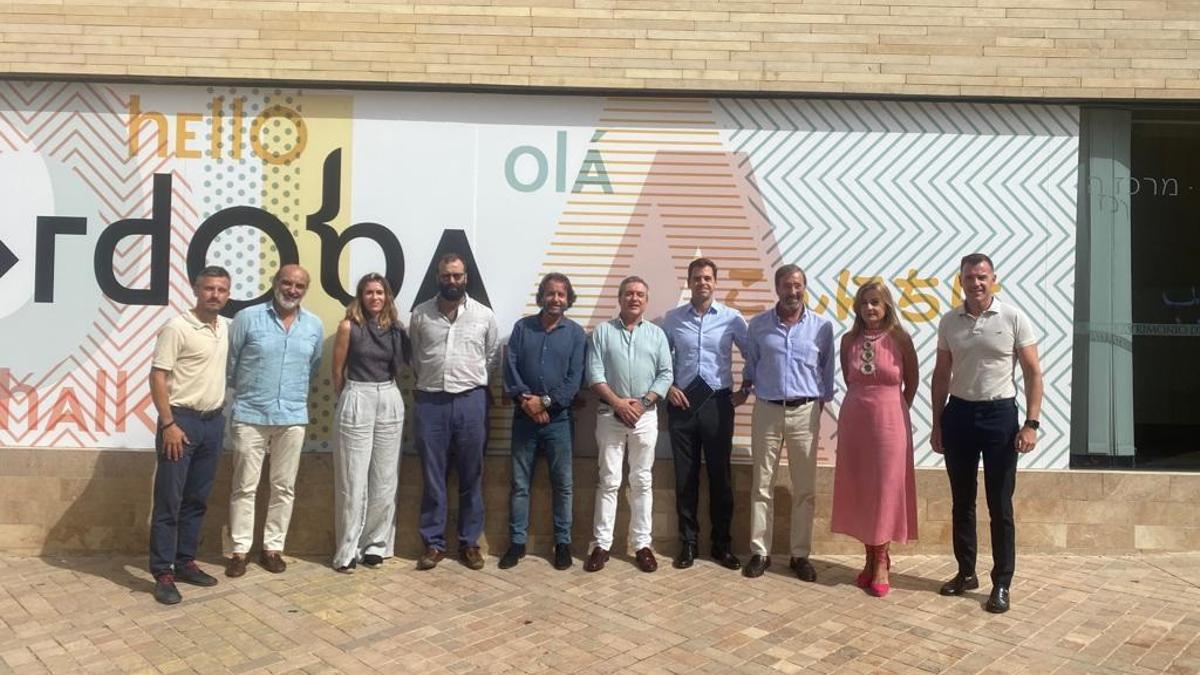 García Ibarrola y Manuel Fragero, en el centro, junto con otros responsables municipales.