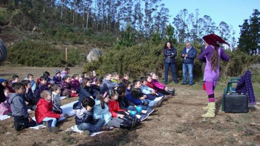 Alumnos de Carral plantan veinte castaños en el monte Xalo