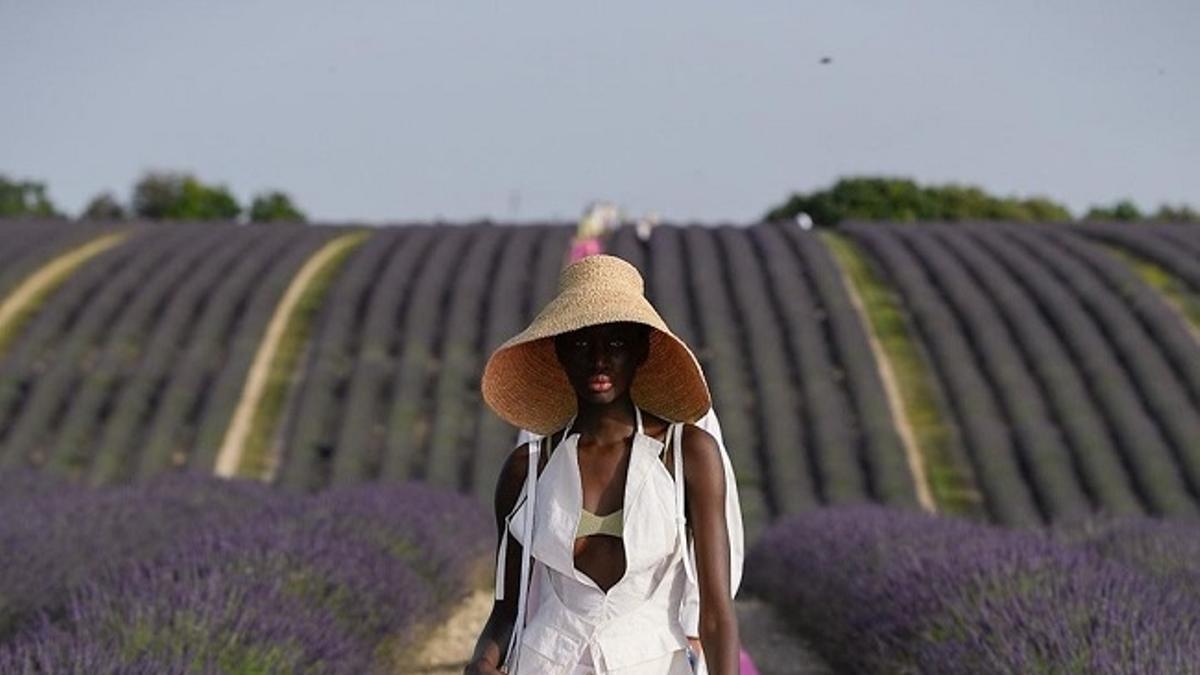 Uno de los looks del desfile 'Le Coup De Soleil', de Jacquemus