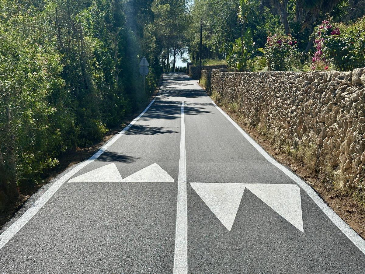 Calle reasfaltada en el Municipio de Sant Joan.