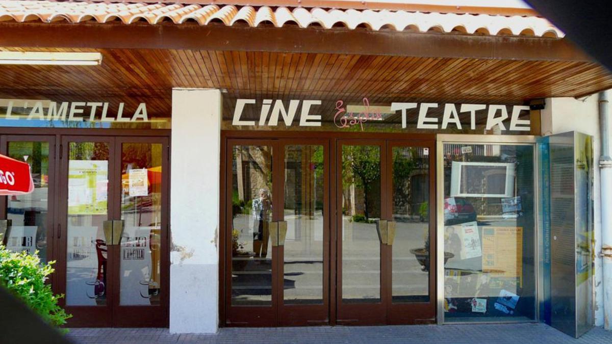 Entrades al bar i al teatre de l'Ametlla de Merola