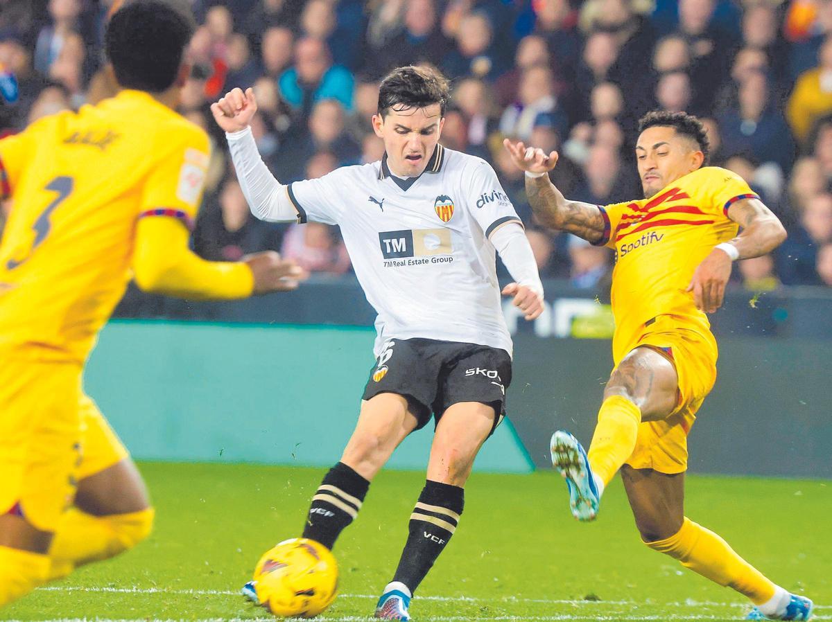 Acción de disparo con el que Hugo Guillamón empató el choque de Mestalla con el Barcelona.