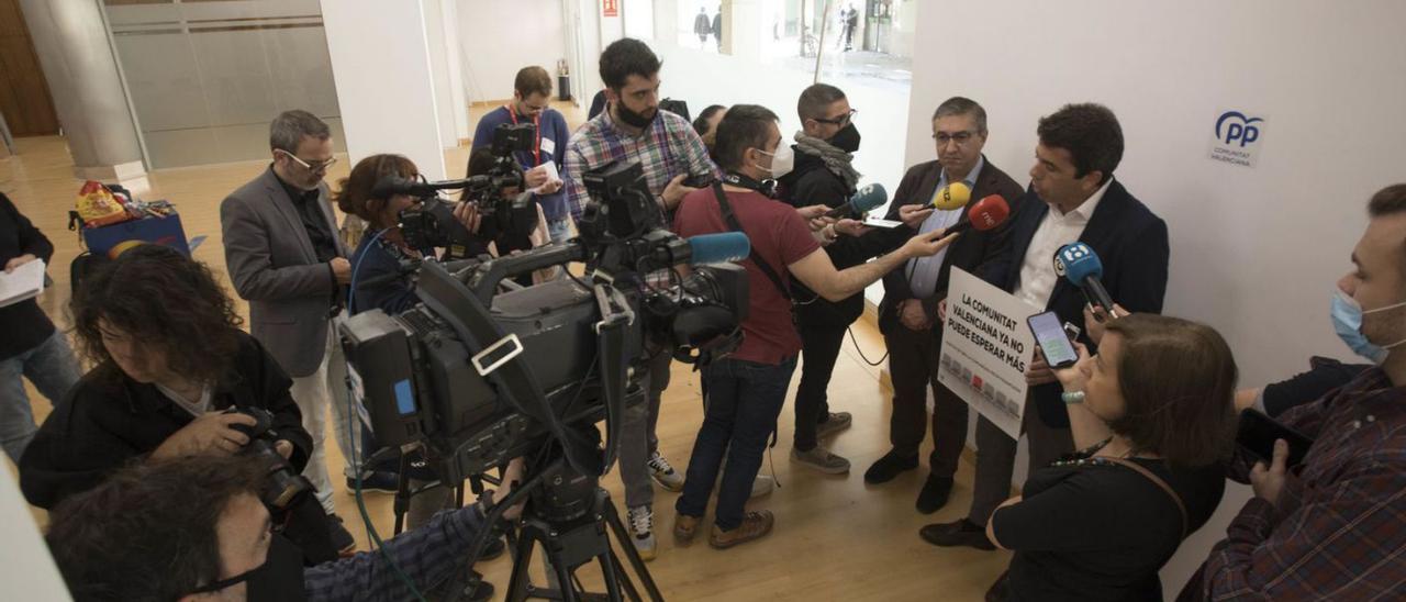 Mazón, el viernes pasado, con un cartel reivindicativo de la financiación. | F. BUSTAMANTE