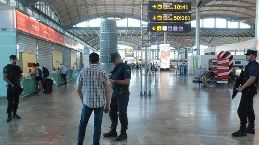 La Policía refuerza con unidades especiales   la vigilancia en el aeropuerto de El Altet