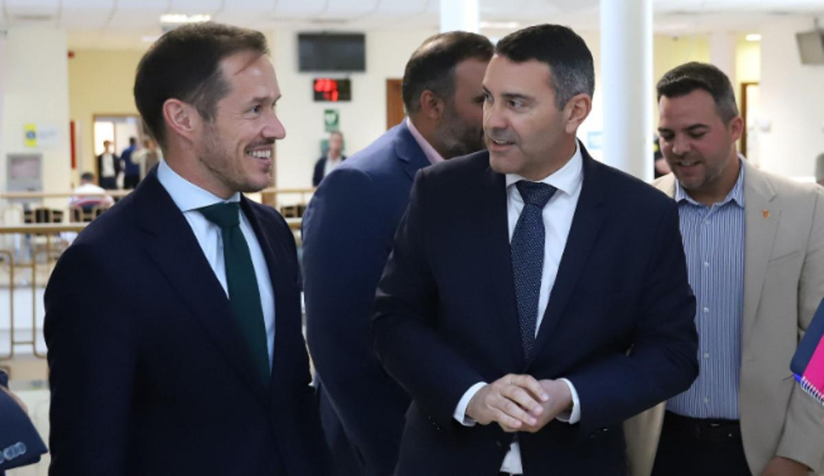 El consejero Zapata (izquierda), junto al presidente de Lanzarote.