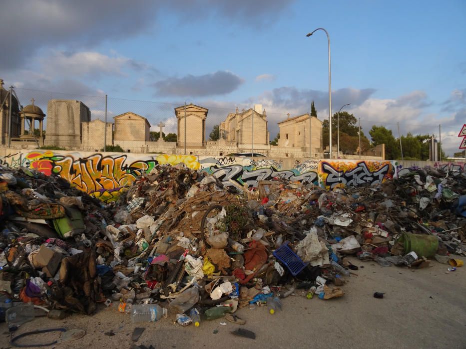 Sacan una montaña de basura del torrente de sa Riera