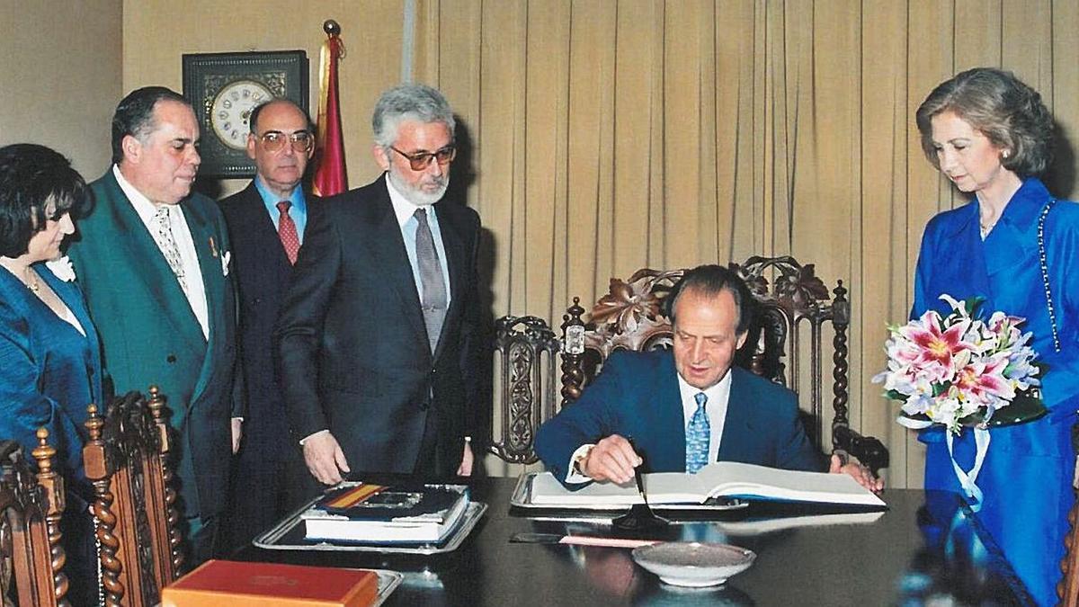 Juan Carlos y Sofía firman en el Libro de Oro de la sociedad | | E.D.