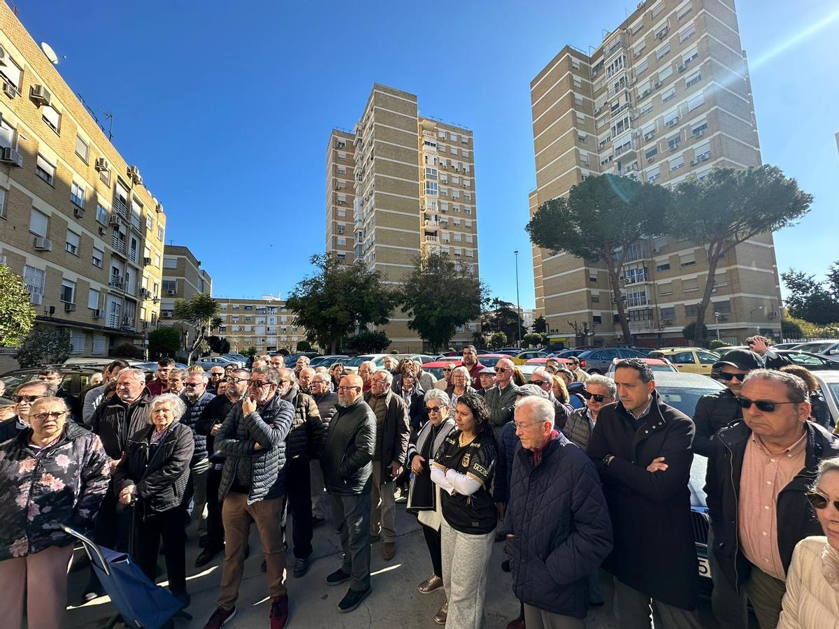 Decenas de vecinos se congregan en la calle Santa María del Robledo para denunciar el nuevo proyecto de VPO.