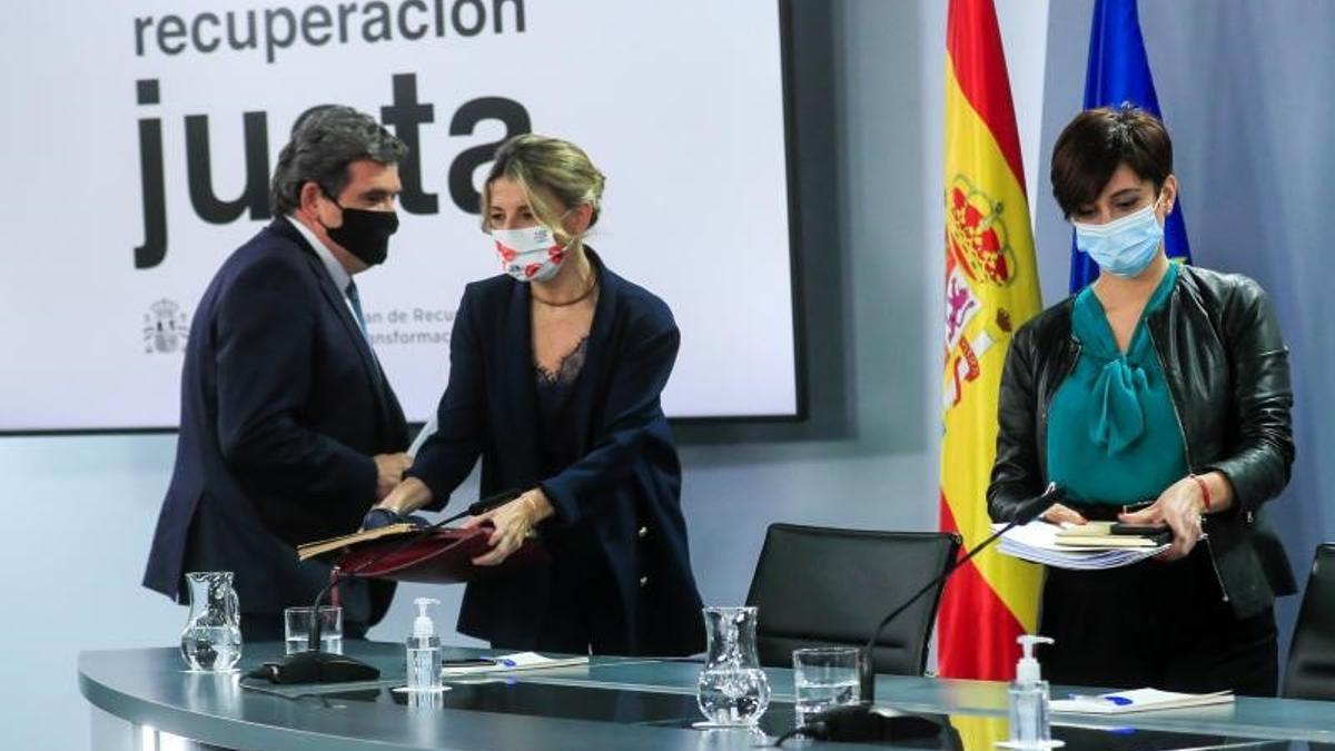 La portavoz del Ejecutivo, Isabel Rodríguez (d), junto a la vicepresidenta segunda y titular de Trabajo, Yolanda Díaz (c), y el responsable de Inclusión, Seguridad Social y Migraciones, José Luis Escrivá, tras la reunión del Consejo de Ministros, este 22 de febrero de 2022 en la Moncloa.