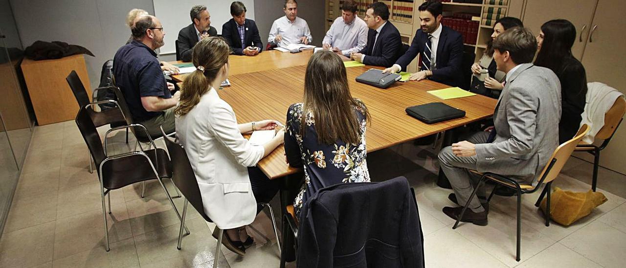 Reunión del equipo de Vectio con técnicos del Ayuntamiento de Avilés, en una imagen de archivo.