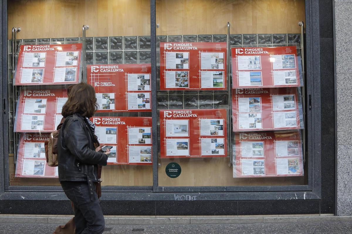 L'aparador d'una immobiliària a Girona.