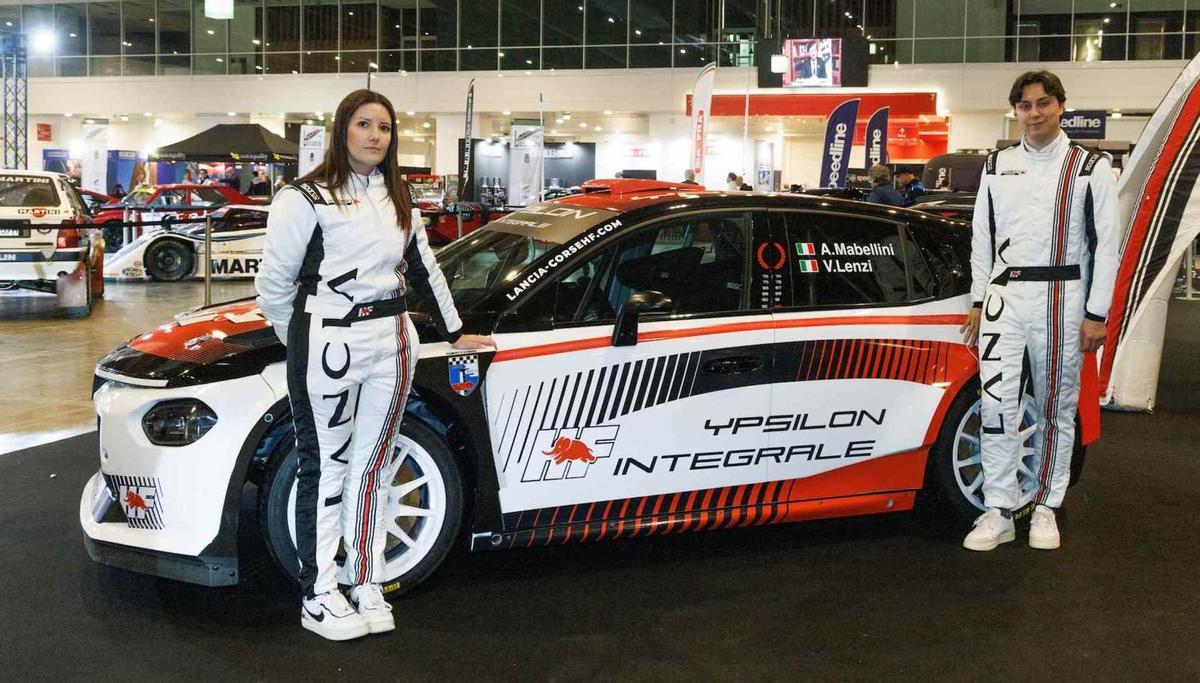 Virginia Lenzi y Andrea Mabellini, con el Lancia Ypsilon del 2026.