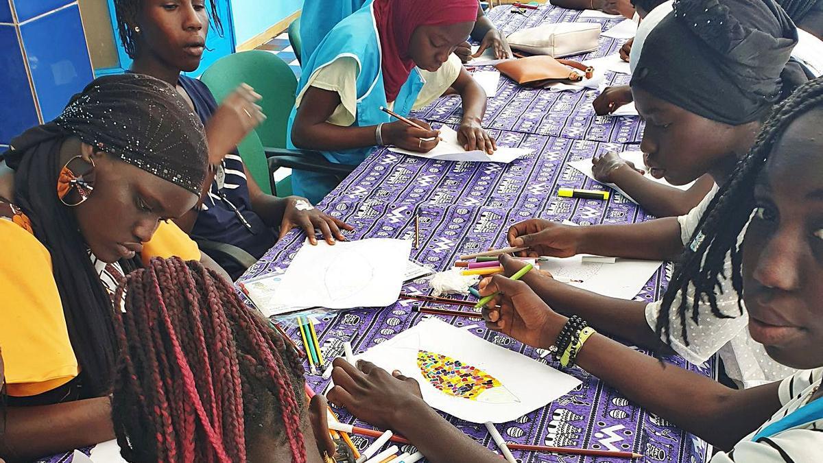 Adolescentes de Senegal preparando el trabajo sobre los plásticos.  | // EDG