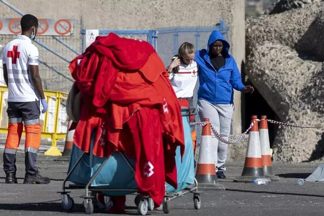 Dos migrantes muertos en un cayuco rescatado cerca de Gran Canaria