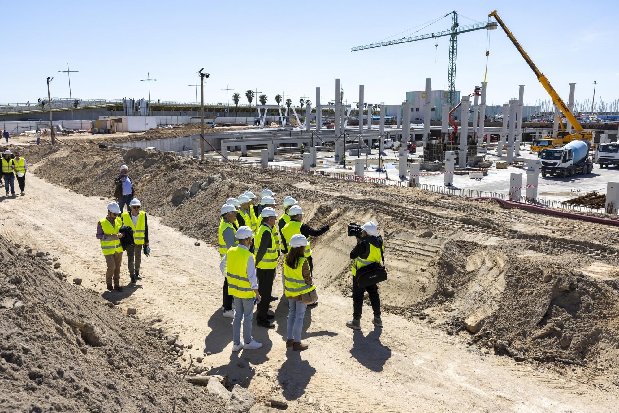 Visita a las obras de la nueva zona de ocio del puerto del director general de Puertos, el alcalde y el gerente de la empresa concesionaria