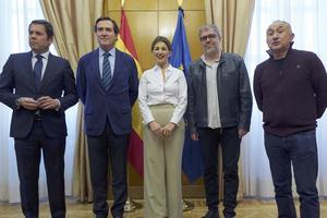 Yolanda Díaz, en el centro, junto a los representantes sociales; Antonio Garamendi (CEOE) y Gerardo Cuerva (Cepyme) a la izquierda y Pepe Álvarez (UGT) y Unai Sordo (CC OO) a la derecha.