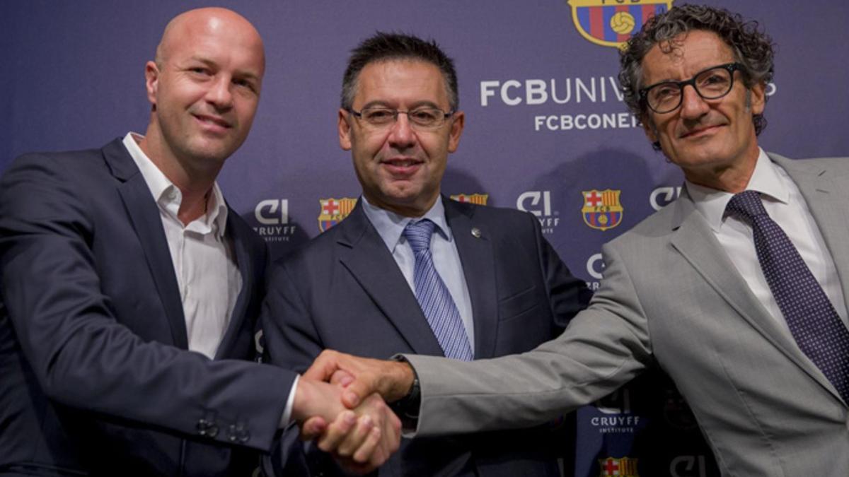 Cruyff, Bartomeu y Mones, en la presentación del acuerdo