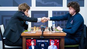 Hans Niemann y Magnus Carlsen