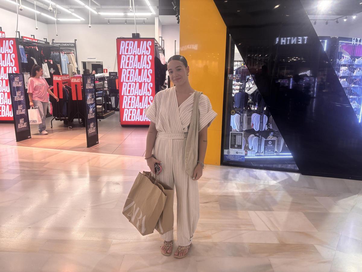 Libertad Castellano, una joven que compra en las rebajas de El Faro (Badajoz)