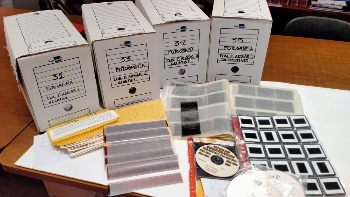 Las cajas que contienen las imágenes y negativos de la donación de Paco Adsuar