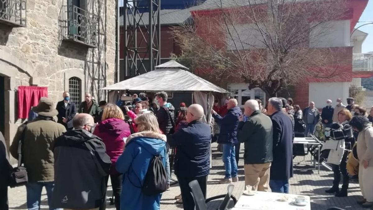 Un momento del homenaje. En el recuadro, la placa descubierta en la localidad berciana de Toreno.