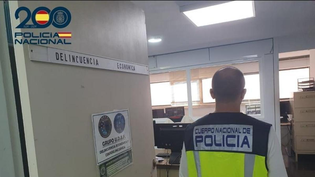 Un agente del Grupo de Delincuencia Económica de la Policía Nacional.