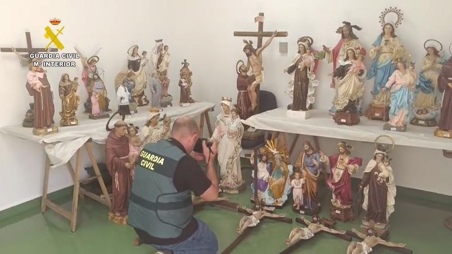 Detenido un hombre de 49 años por robar más de 50 imágenes sacras de cementerios de Orihuela y Murcia
