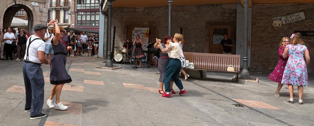 Un momento del baile en la plaza.
