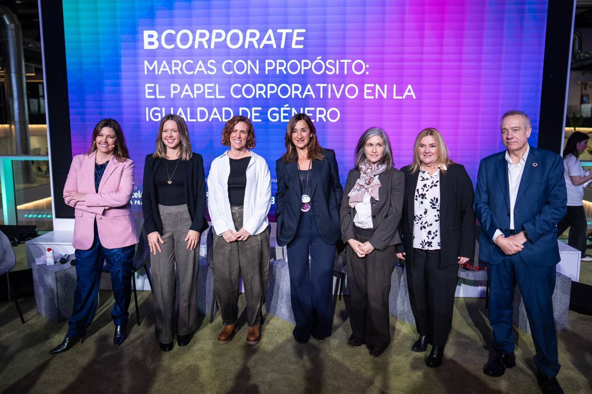 De izquierda a derecha, Blanca Sorigué (Consorci de la Zona Franca de Barcelona), Diana Bueno (EbroFactory), Mabel Mas (El Periódico), Ana Palencia (Unilever España), Isabel Pérez (Novartis) y Alicia Valle (Ferrocarrils de la Generalitat de Catalunya), participantes en la mesa de debate 'Marcas con propósito: el papel corporativo en la igualdad de género' celebrada en el marco de la Barcelona Woman Acceleration Week (BWAW), junto a el presidente ejecutivo de CZFB, Pere Navarro