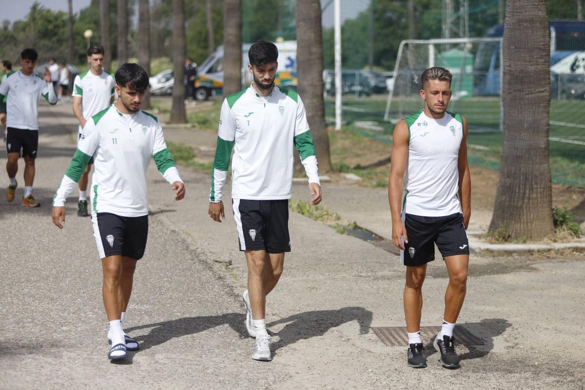 Isma Ruiz, Theo Zidane y Kevin Medina antes de un entrenamiento del Córdoba CF esta semana.