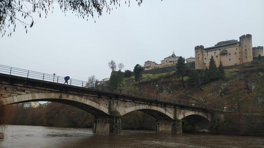 El río Castro comienza a desbordarse en Puebla, San Miguel de Lomba y Castro