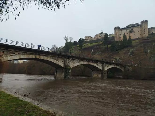 El río Castro comienza a desbordarse en Puebla, San Miguel de Lomba y Castro